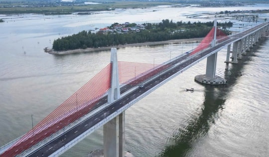 Cầu vượt cửa biển lớn nhất miền Trung đã xây xong, vì sao không thông xe?