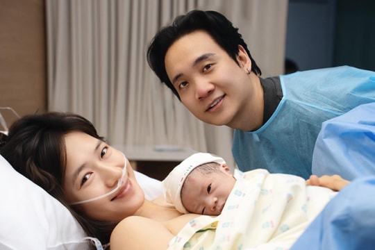 JustaTee đăng ảnh bên vợ con