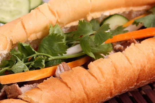 17 người nghi bị ngộ độc sau khi ăn bánh mì tại Quảng Ngãi