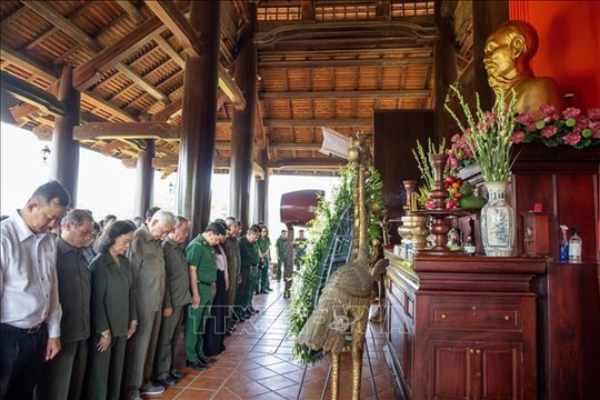 Dâng hương tưởng niệm 99 liệt sĩ Thanh niên xung phong trên biên giới