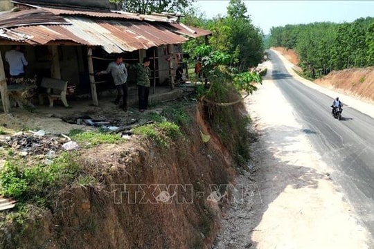 Chủ tịch tỉnh Đồng Nai chỉ đạo xác minh vụ 'Nhà dân chênh cao 12 mét sau khi hạ cốt nền đường'