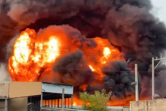 Khống chế nhanh vụ cháy tại công ty hóa chất