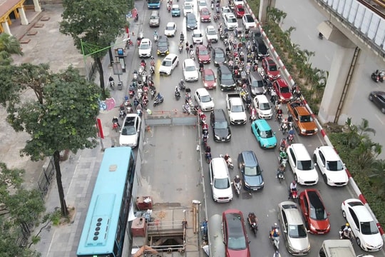 Người dân Hà Nội 'chật vật' di chuyển vì 'lô cốt' án ngữ trên nhiều tuyến đường