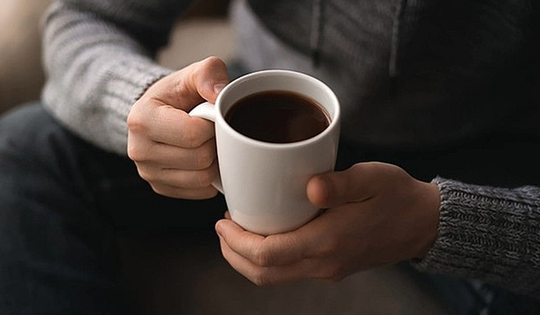 Người đàn ông 53 tuổi nguy kịch vì uống 10 ly nước mỗi ngày, bác sĩ chỉ mặt “sát thủ thầm lặng”