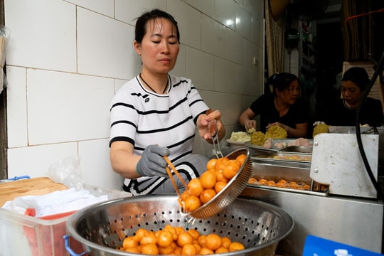 Quán bánh rán tí hon bán hàng nghìn chiếc mỗi ngày