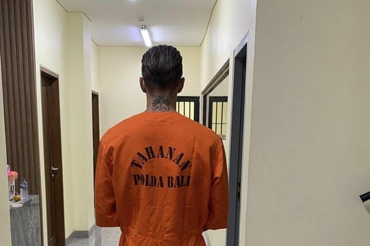 Khách Tây bị còng tay vì vi phạm ngày lễ linh thiêng ở Bali