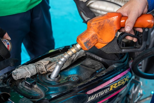 Bộ Tài chính đề xuất giảm một nửa thuế môi trường với xăng, dầu