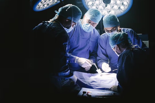 Đâm thủng mạch máu người bệnh, bác sĩ mổ bị tước quyền hành nghề