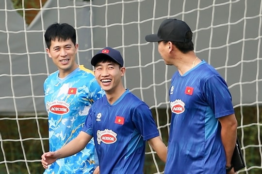 HLV Kim động viên Đình Trọng trong ngày trở lại tuyển Việt Nam