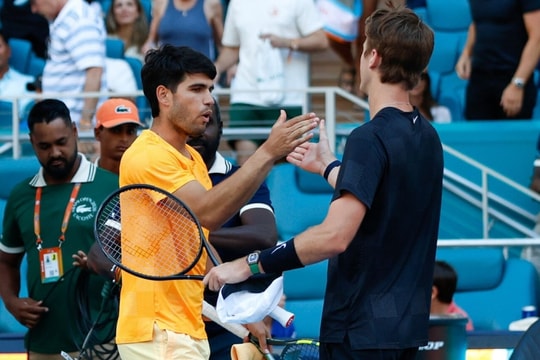 Tranh cãi về việc đối thủ luôn chơi xuất thần trước Alcaraz