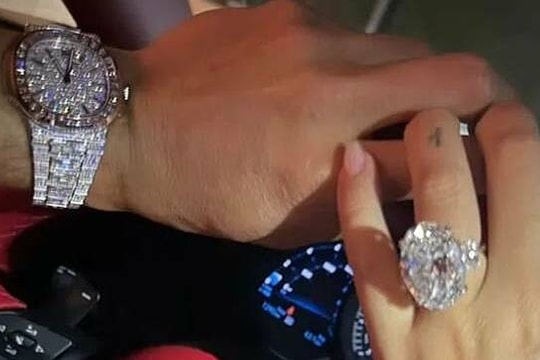 Bạn gái Ronaldo khoe giàu