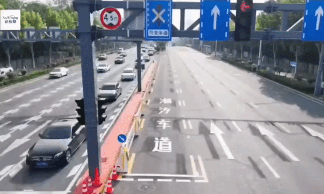 Dải phân cách tự động dịch chuyển theo lưu lượng xe