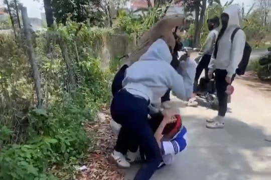 Nữ sinh lớp 8 bị đánh hội đồng trong hẻm