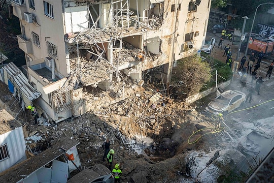 Tên lửa Iran đánh xuống trung tâm Tel Aviv