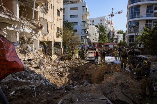 Cảnh đổ nát ở khu phố Israel sau loạt tên lửa Iran