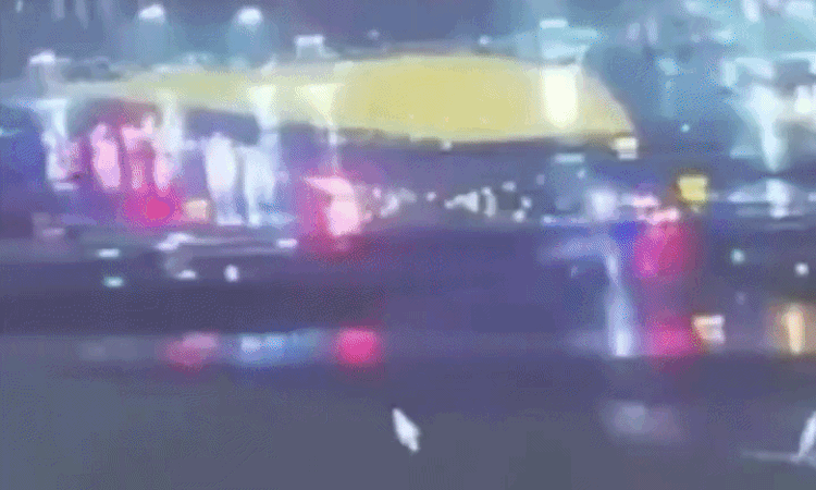 Khoảnh khắc máy bay Canada đâm vào xe cứu hỏa trên đường băng