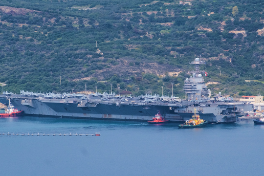 Siêu tàu sân bay Mỹ cập cảng sửa chữa sau sự cố hỏa hoạn