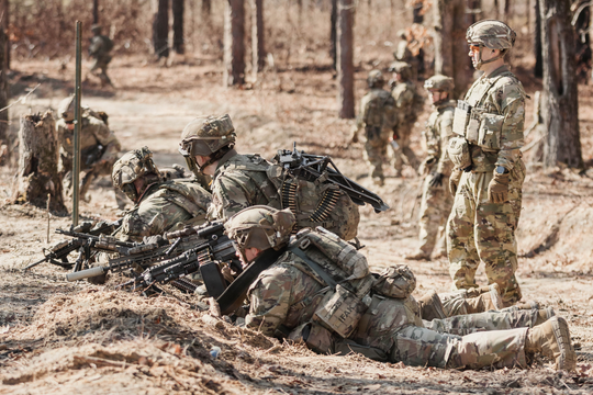 Mỹ 'cân nhắc' điều khoảng 3.000 lính dù đến Trung Đông