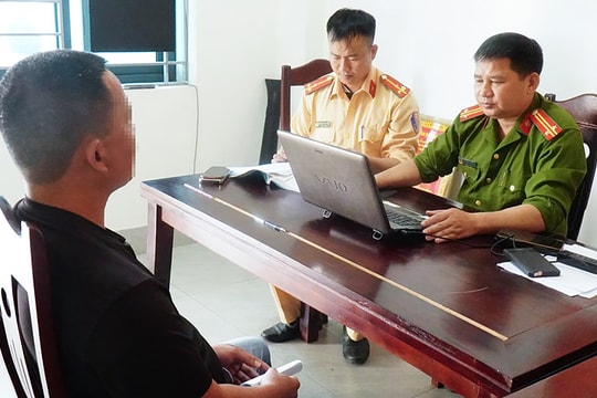 Người đỗ ôtô chắn đường ở Nghệ An bị phạt 5 triệu đồng