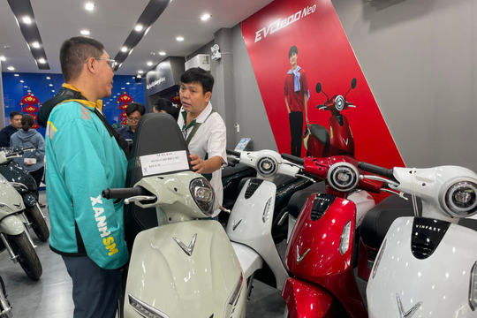 Giá xăng tăng, làn sóng chuyển sang xe điện đang tăng tốc