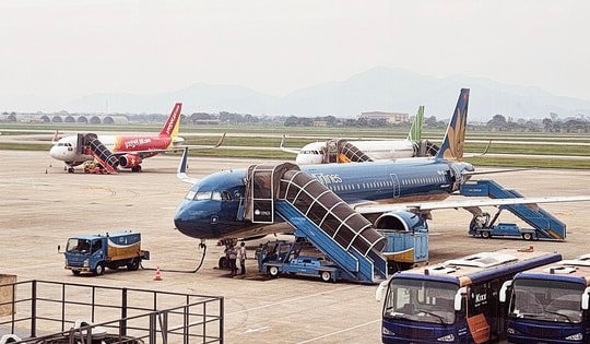 Giá vé máy bay "nóng" theo xăng dầu, nhiều gia đình tính lại kế hoạch nghỉ lễ 30-4