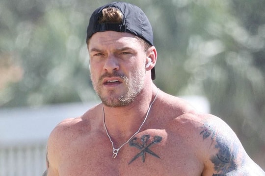 Nam diễn viên lộ clip đấm hàng xóm túi bụi