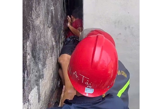 Giải cứu bé trai mắc kẹt trong khe hẹp giữa hai bức tường
