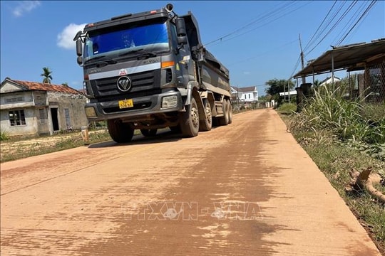 Quảng Ngãi: Xe chở đất gây ô nhiễm, mất an toàn giao thông