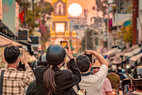 Khách săn 'Mặt Trời trứng muối' trên nóc nhà thờ trăm tuổi ở TP HCM