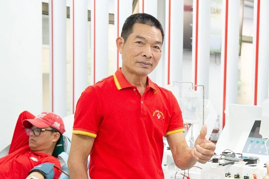 Lão nông rủ cả làng đi hiến máu