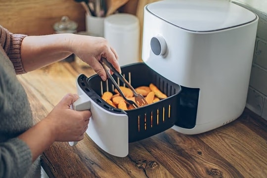 5 sai lầm khiến nồi chiên không dầu bốc cháy