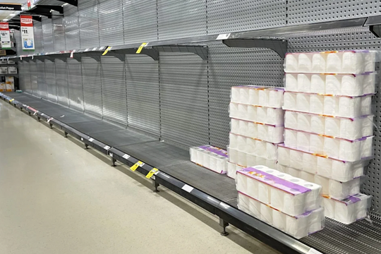 Người Nhật đổ xô mua giấy vệ sinh giữa khủng hoảng xăng dầu