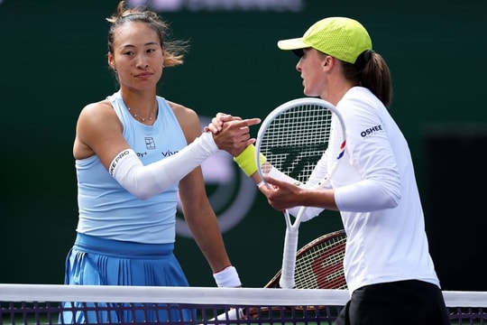 Có nên bỏ bắt tay trong quần vợt?