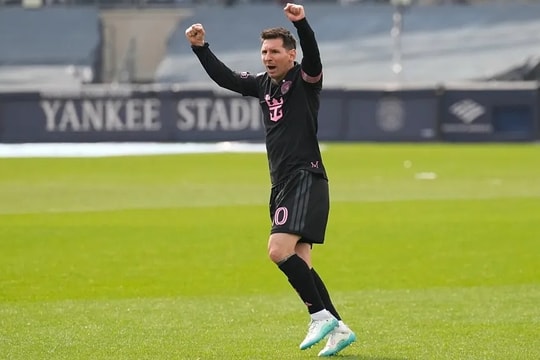 Messi vượt Pele, áp sát kỷ lục đá phạt