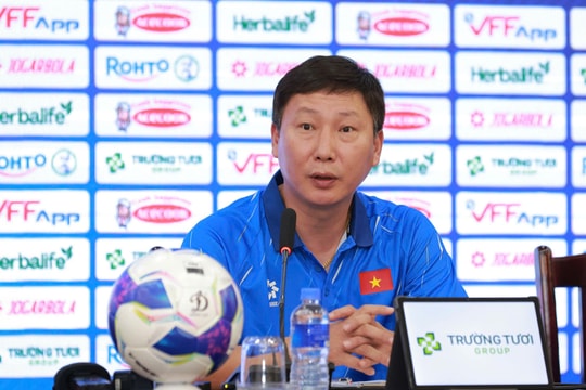 HLV Kim Sang-sik: 'Tuyển Việt Nam đang mạnh lên'