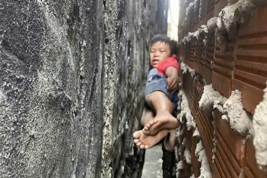 Giải cứu bé trai kẹt giữa hai bức tường ở TP HCM