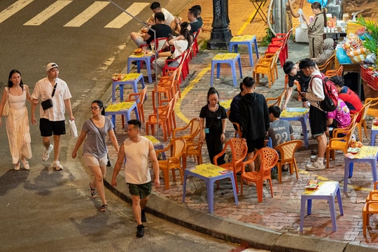 Hàng quán lấn chiếm vỉa hè phố du lịch Đà Nẵng
