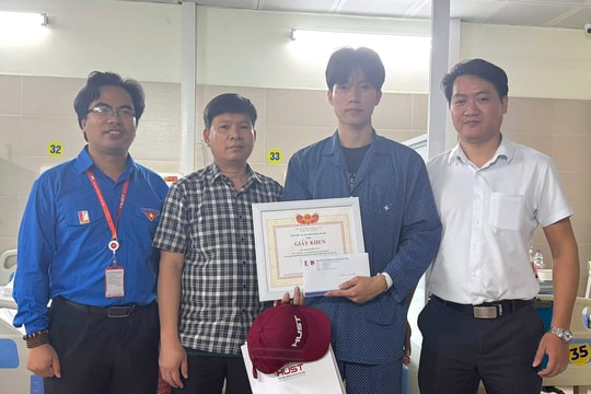 Bách khoa Hà Nội khen thưởng nam sinh lao vào đám cháy cứu người