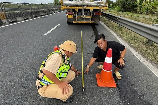 Dừng ở làn khẩn cấp không bắt buộc đặt biển cảnh báo 150 m