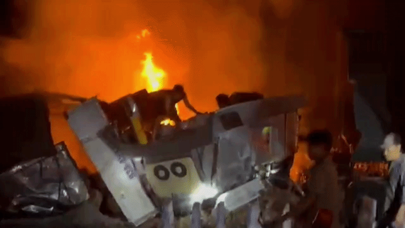 Xe ben và ôtô đầu kéo chở hạt điều bốc cháy sau va chạm