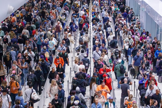 Xếp hàng đến 6 giờ chờ kiểm tra an ninh ở sân bay Mỹ