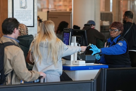 Hãng hàng không Mỹ cắt ưu đãi cho nghị sĩ