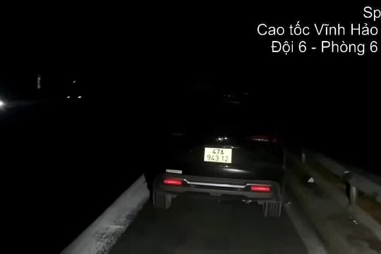 Không bật đèn cảnh báo, tài xế đỗ xe ngủ trên cao tốc tối đen như mực