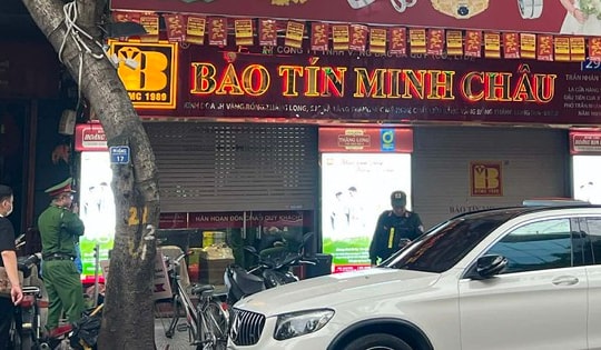 Cửa hàng vàng của Bảo Tín Minh Châu đột ngột đóng cửa, lực lượng chức năng xuất hiện