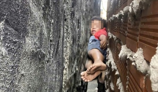 Giải cứu thành công bé trai 9 tuổi bị mắc kẹt giữa hai bức tường nhà