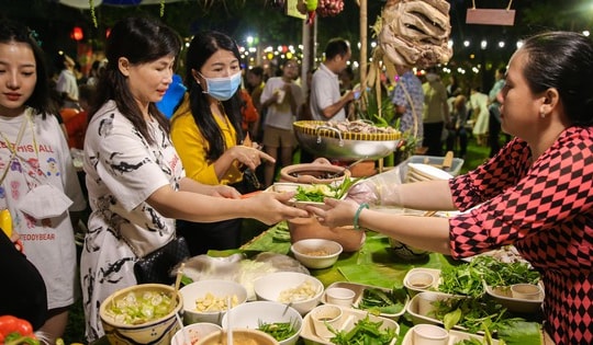 Kinh tế đêm TPHCM không chỉ là chợ đêm hay quán nhậu