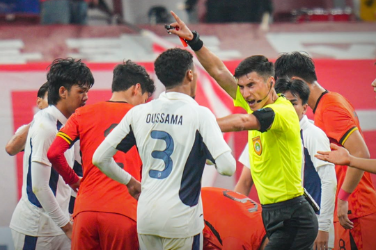 Xô xát bị phạt thẻ đỏ, sao trẻ Thái Lan tố cầu thủ Trung Quốc khiêu khích