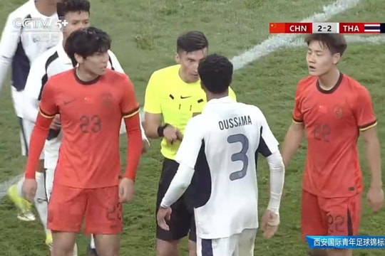Đội nhà xô xát với đối thủ bị phạt thẻ đỏ, dân mạng Trung Quốc tranh cãi