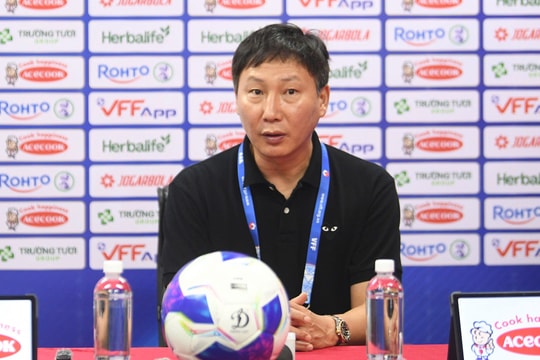 HLV Kim Sang-sik: Sẽ kiểm tra lại cân nặng của Xuân Son