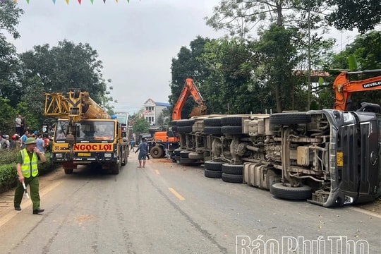 Xe tải chở đất lật nghiêng đè trúng ô tô 4 chỗ làm 2 người tử vong